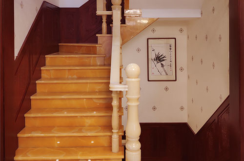 新田中式别墅室内汉白玉石楼梯的定制安装装饰效果